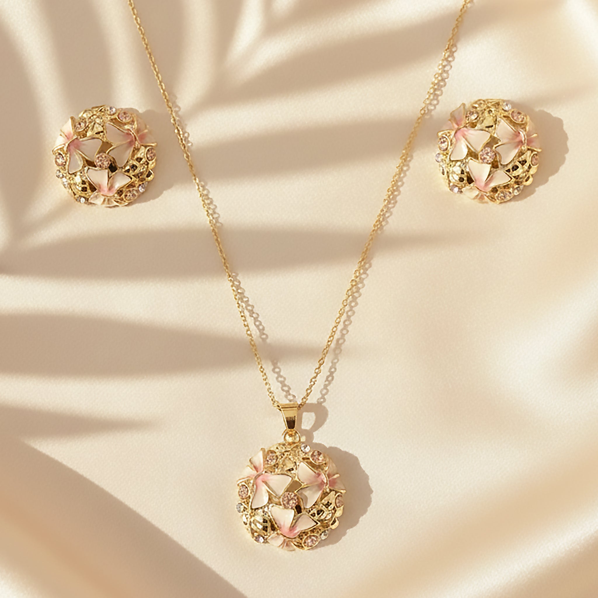 Fleur d’Or – Parure Dorée aux Accents Rosés