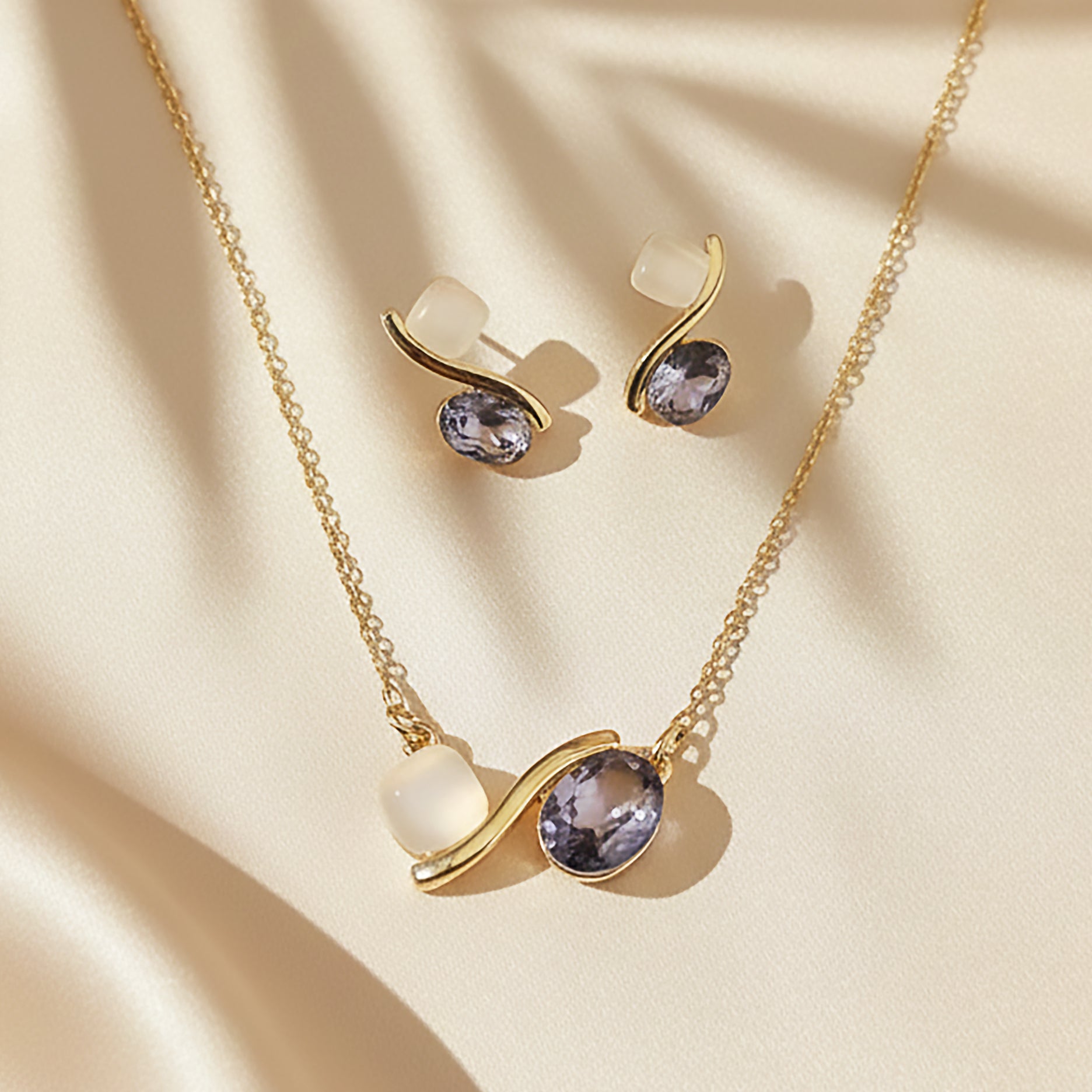 Soft Tension – Parure Dorée aux Pierres Contrastées