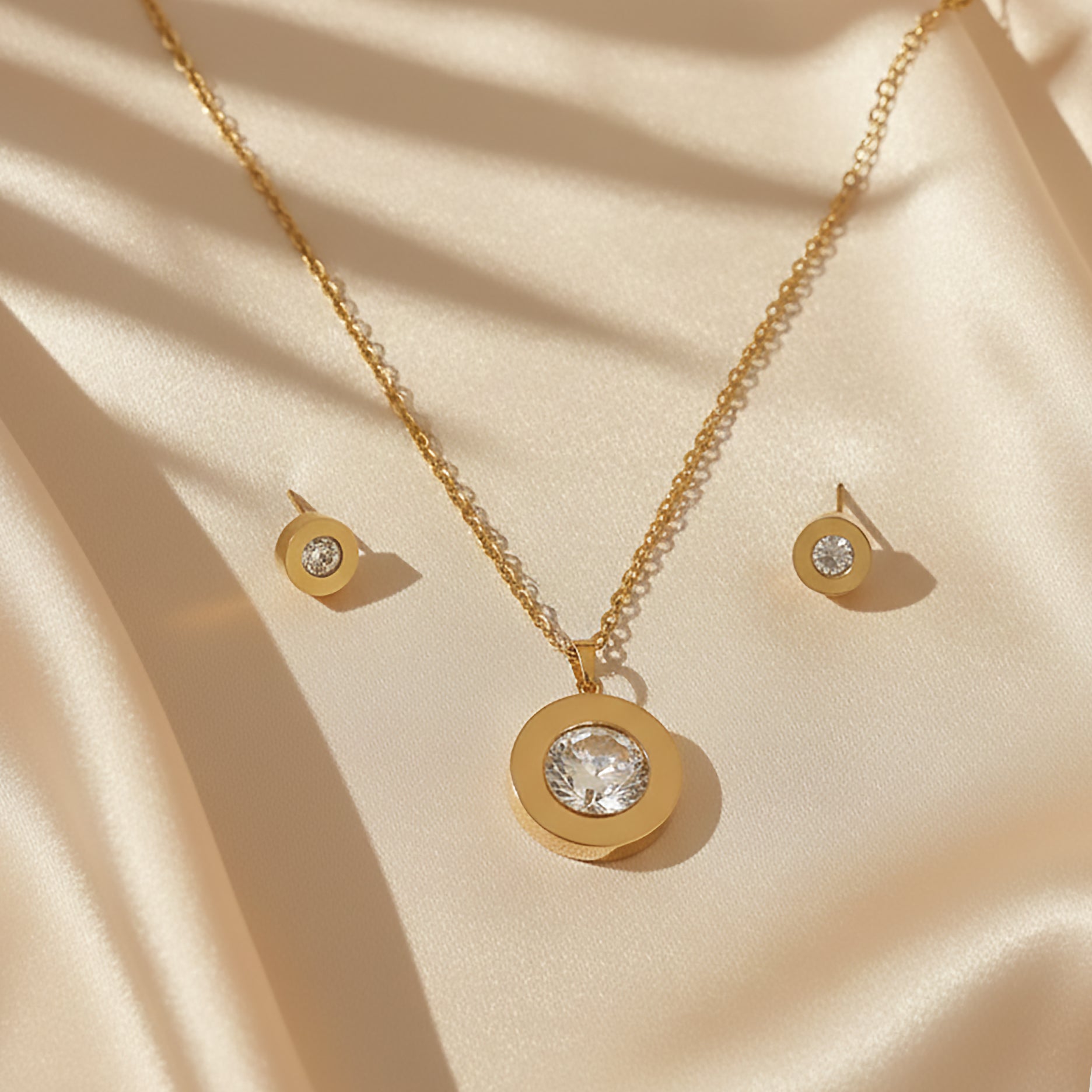 Pure Focus – Parure Dorée au Cristal Central