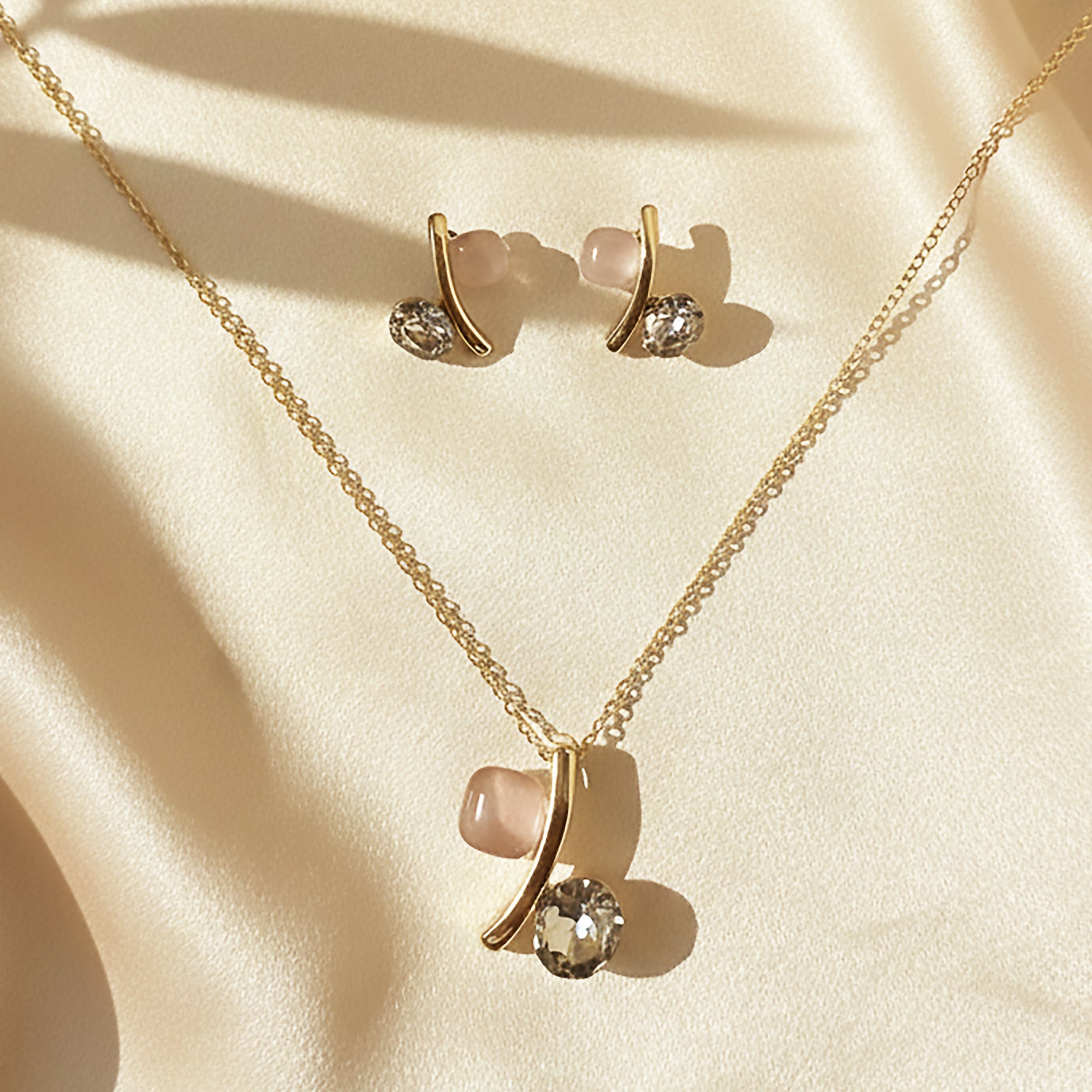 Soft Tension – Parure Dorée aux Pierres Contrastées