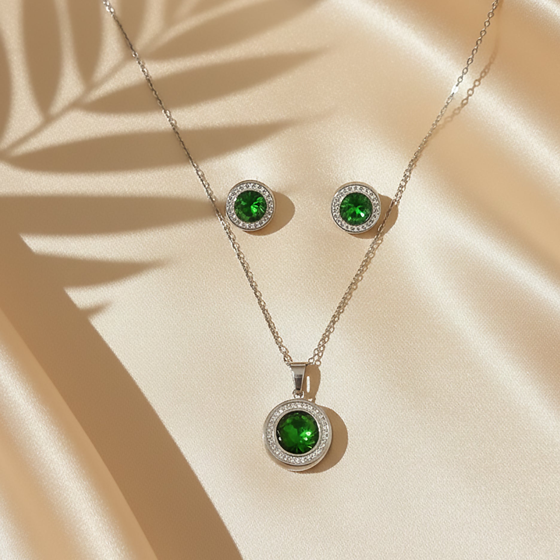 Éclat Vert – Parure Argentée au Cristal Vert